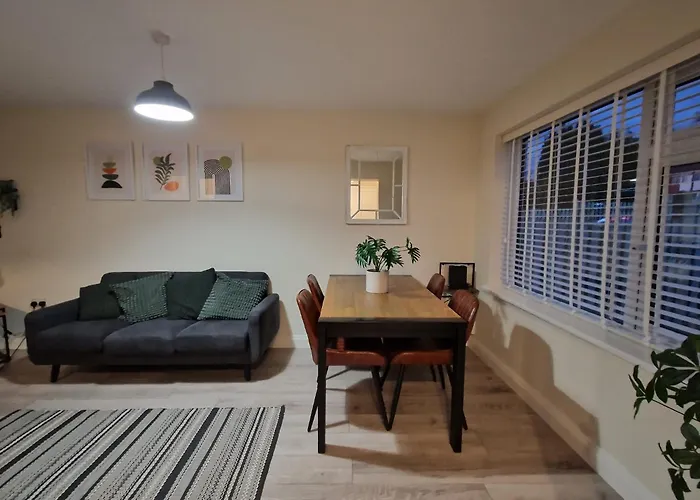 Stylish 2 Bedroom Apartment Sleeps 4 Contractors And Corporates Welcome
